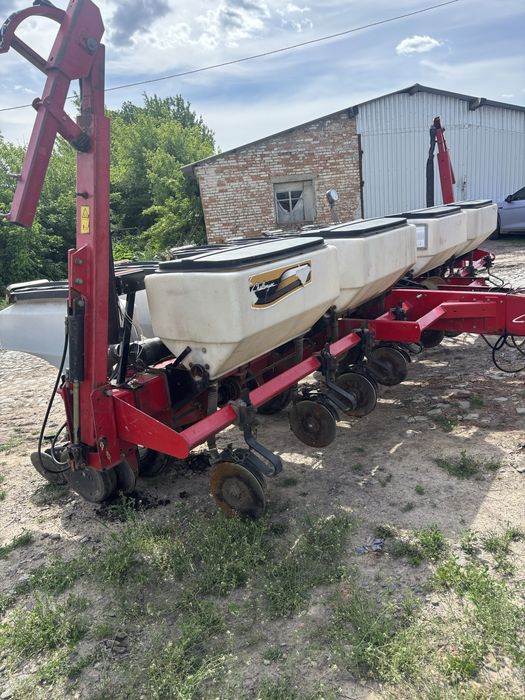Сівалка кукурудзяна challenger 8138     Massey Ferguson 555