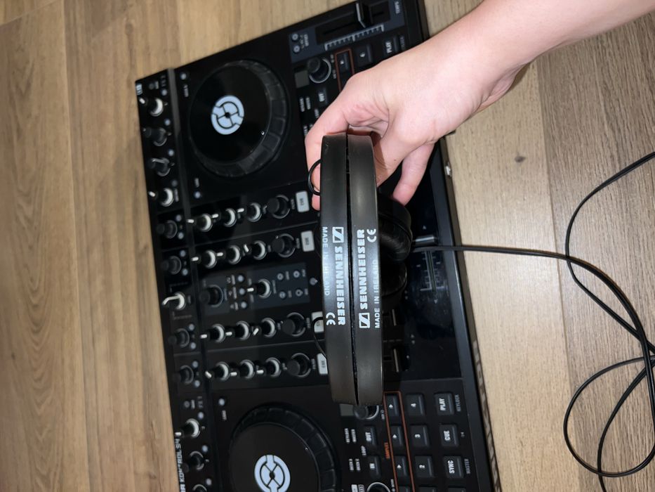 Traktor Kontrol S4 MK1 DJ Controller + Sennheiser HD 25 Headphones