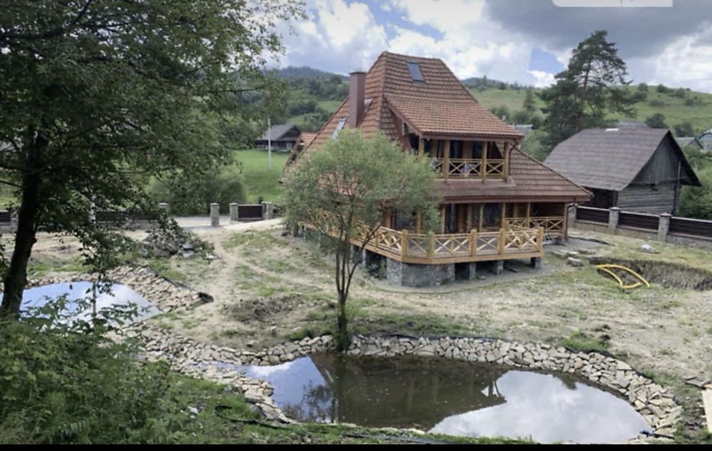 Продаж  дизайнерського будинку в Карпатах з великою ділянкою