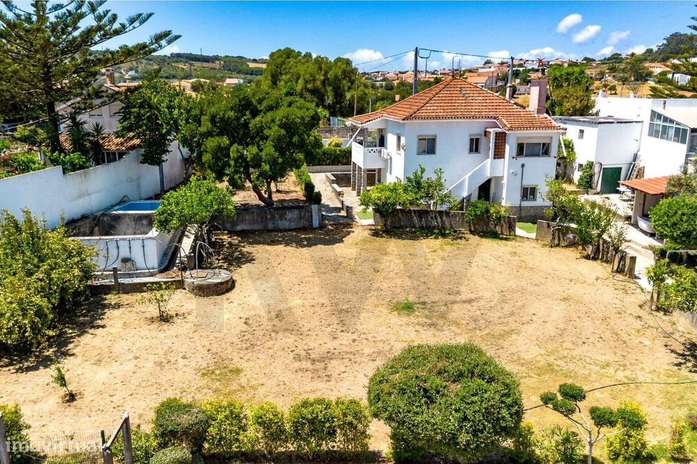 Moradia Bi-Familiar com Piscina e Extenso Terreno - Potencial Único de