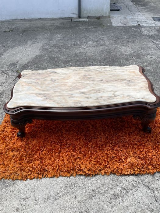 Mesa de marmore detalhada