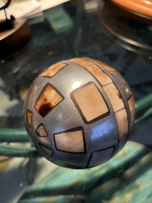 Bola decorativa em madrepérola e metal