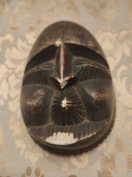 Cara em pedra original de Angola