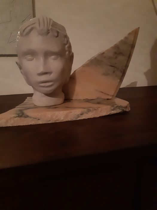 Estátua /escultura  original e única de autorcom base em mármore rosa