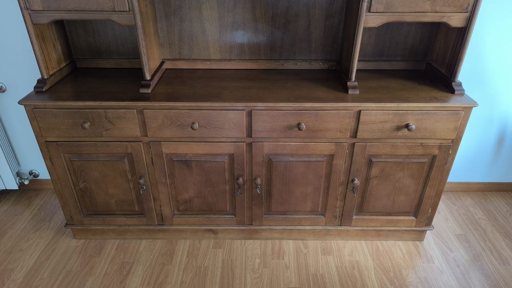 Mobília + mesa de jantar e cadeiras