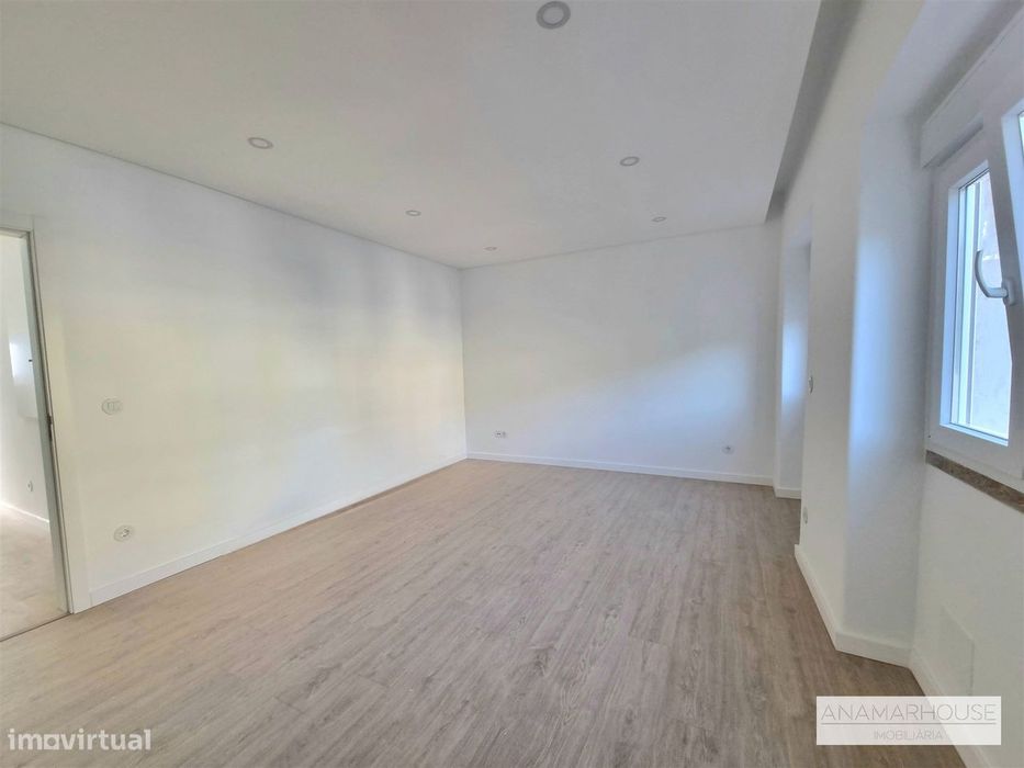 T2 totalmente remodelado com duas varandas num 1 andar, no centro da V