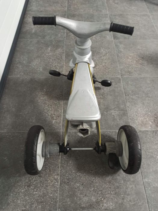 Triciclo Feber com rodas de borracha