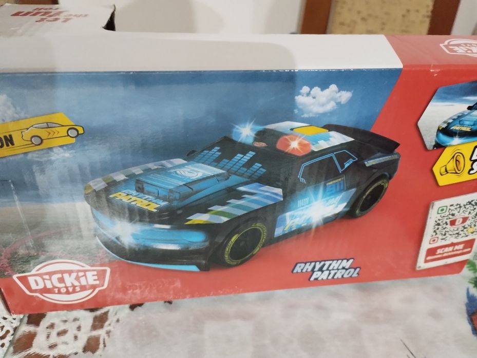 Auto policyjne swiecace i grajace