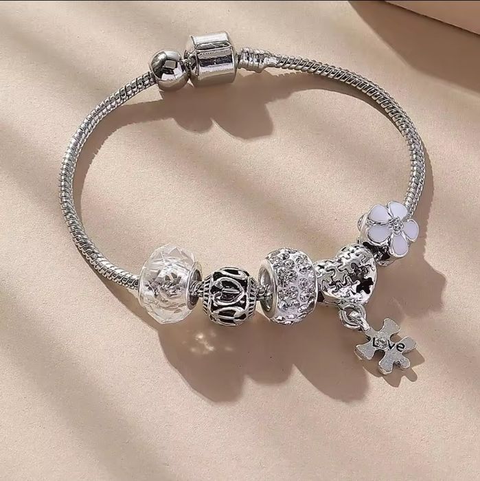 Bransoletka DAMSKA typu charms - kolor srebrny