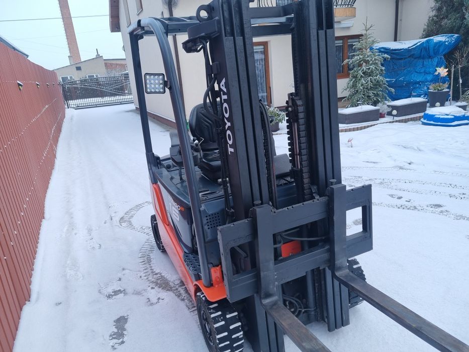 Wózek widłowy Toyota elektryczny.