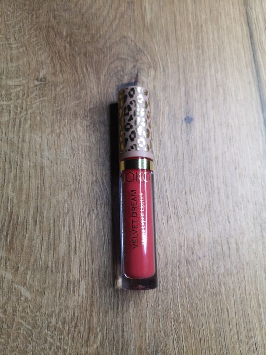 Pomadka błyszczyk matowy szminka firmy Joko piękny malinowy kolor