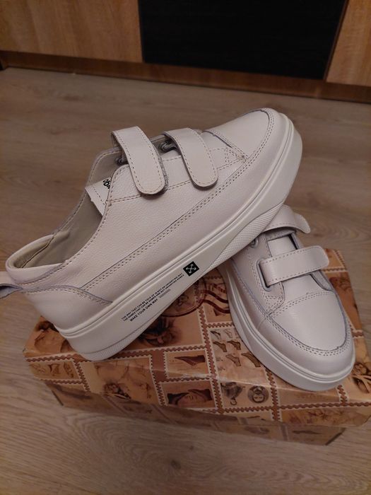 Кожанные кросовки 38 р. Новые. Цена 1200 гр.