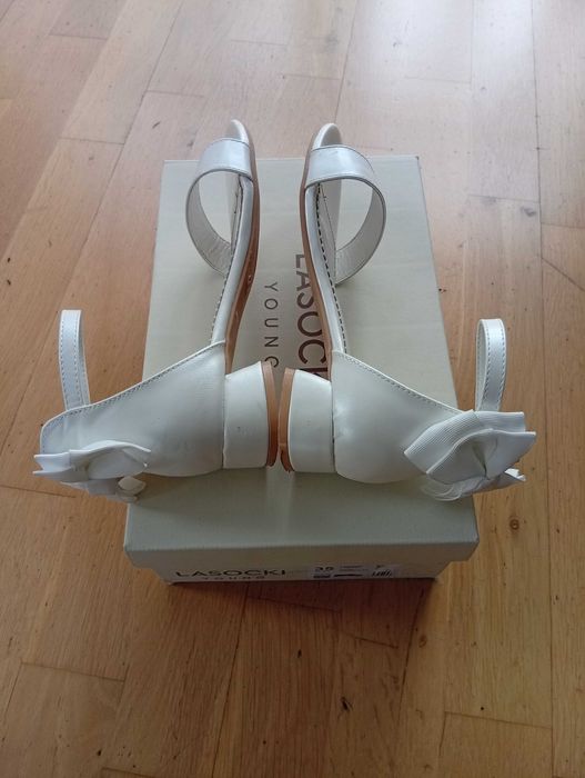 Białe perłowe sandały dziewczęce 35