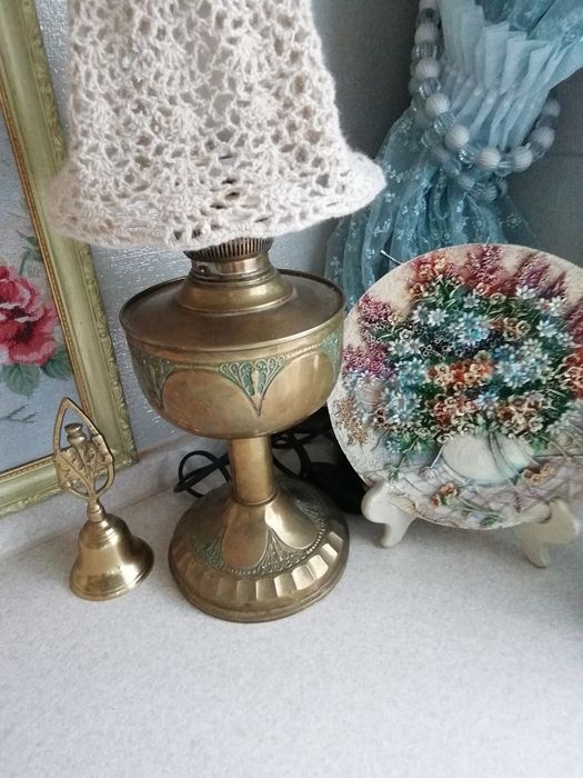 Латунная лампа в виде керосинки.