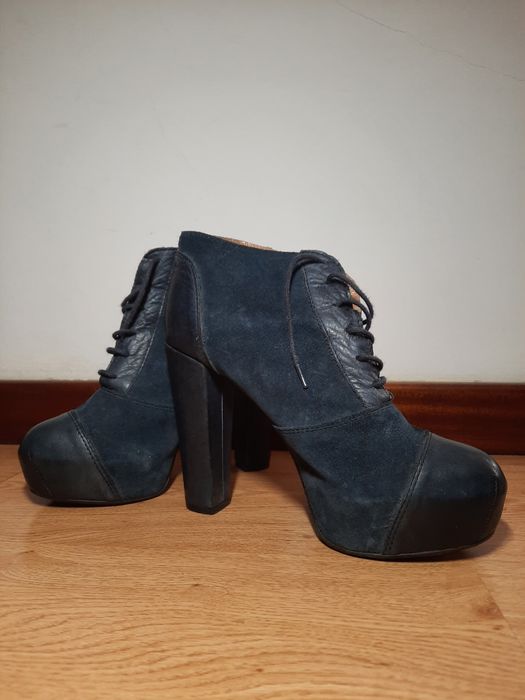 Botas azuis escuras pele com camurça.