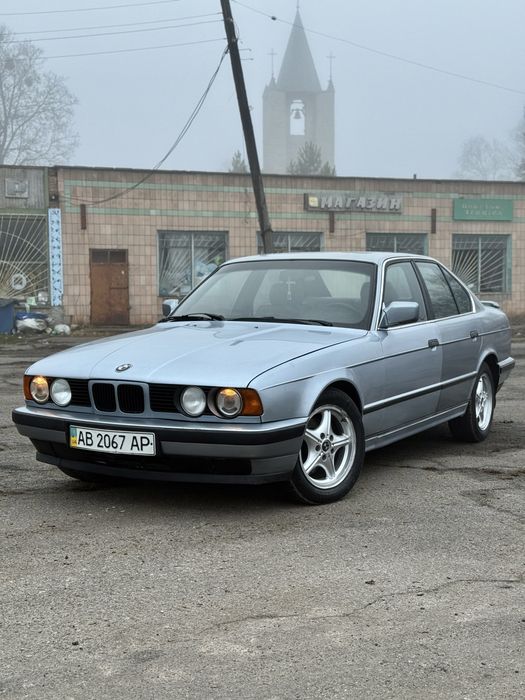 Продам живую 34ку в хорошем состоянии 

Мотор м50б20 2л плита в отличном состоянии, работает ровно не сапунит не дымит
Гбо не стоит и не было

Коробка не хрустит, не выбивает 

Ходовка делалась, в ходу машина мягкая, ничего не стучит, не гремит
ABS работает

По кузову целая, не гнилая, никаких жуков рыжиков нету
Днище целое нигде гнилое (Смотрите на последнем фото)
Передние крылья новые 
Пороги новые, оцинкованы

Титаны 35 стиль от BMW z3
Резина зима Matador 205/60/16
По электрике всё светиться работает функционирует

По комплектации:
Серый кожаный салон
Чёрный потолок
Центральный замок
Эл. Регулировка зеркал
Серворуль
Подогревы зеркал
Люк механический
Бортовой компьютер 
Музыка Pioneer 
Коректор фар 
Abs 

Есть нюансы по косметике а именно - некоторые детали не в цвет, на фото видно 
В придачу отдам краску с подбора 

Переоформление без проблем
По вопросам пишите звоните
Срочная продажа