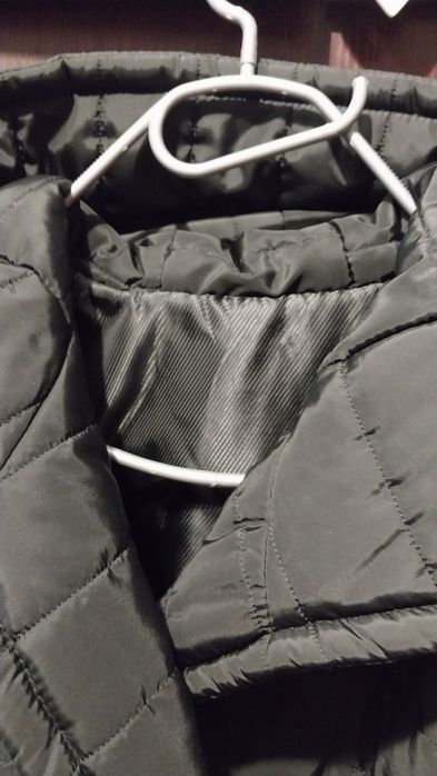 пальто синтепон стьогане ,чорного кольору ,класичне з пояском розмір .