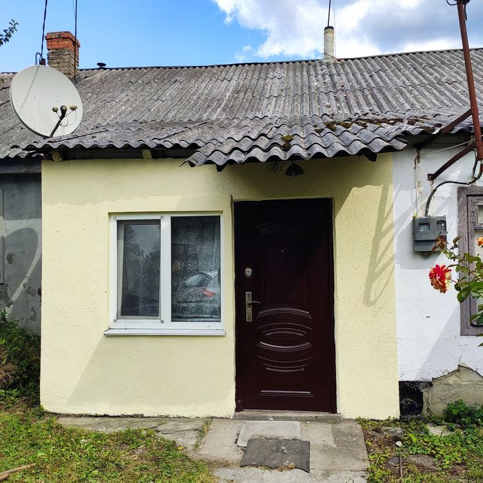 Продається частина будинку барачного типу 34м2, дві кімнати.