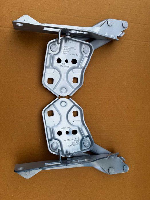 Zawias maski VOLVO XC40 oryginał 32297,489  32297,490