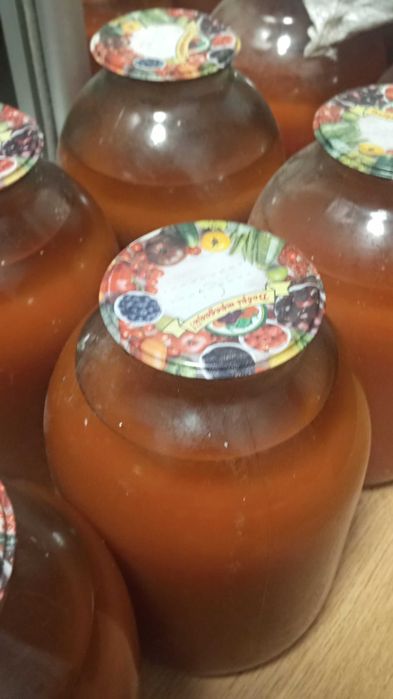 Напои: томатный сок.