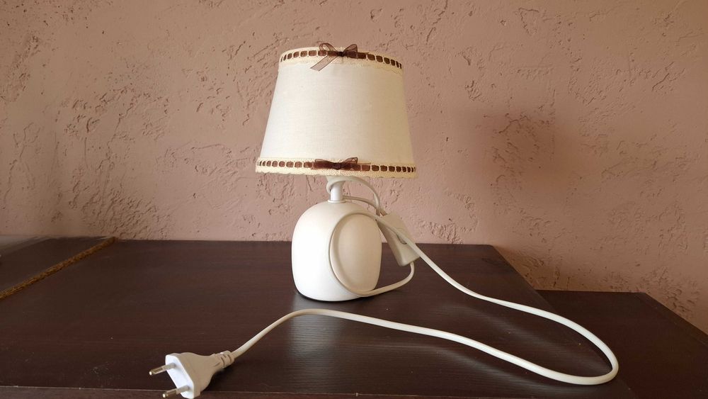 Lampka nocna z abazurowym kloszem