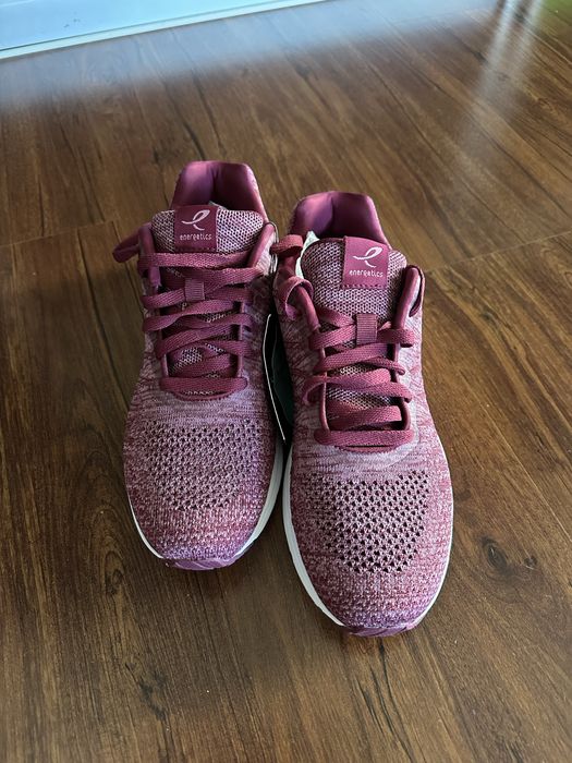 Кросівки жіночі, нові