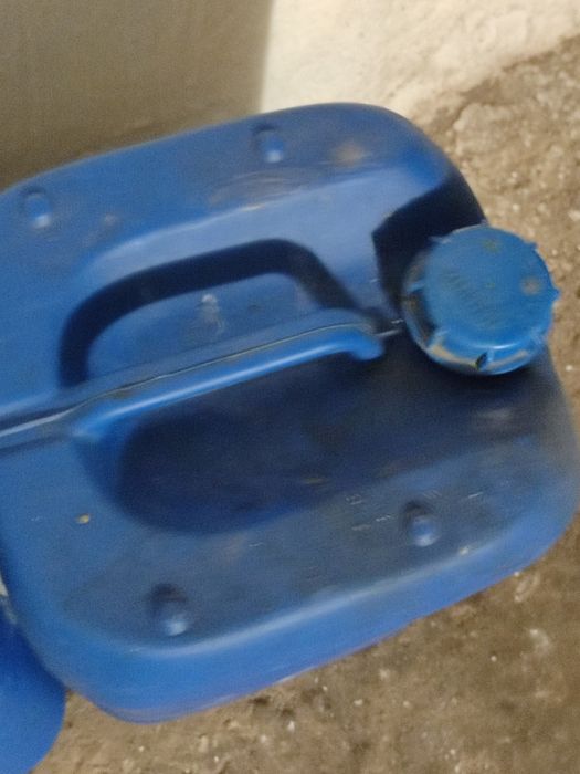 Каністра пластмасова