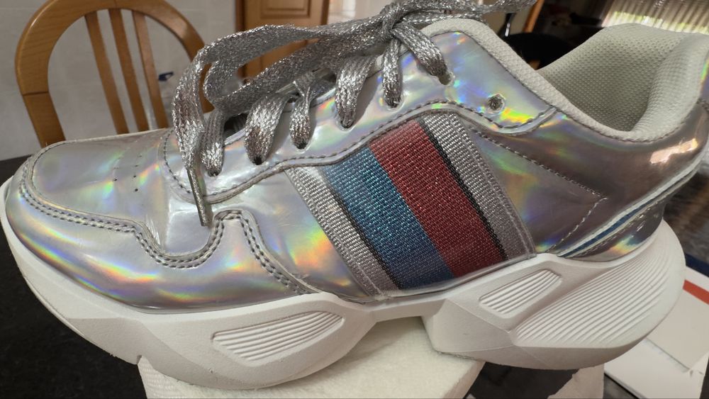 Sapatilhas prateadas, tamanho 38.