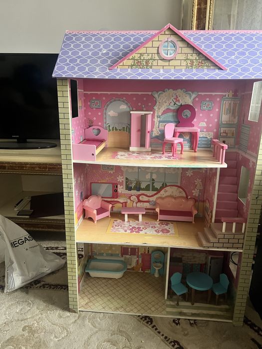 Кукольный деревянный домик с мебелью