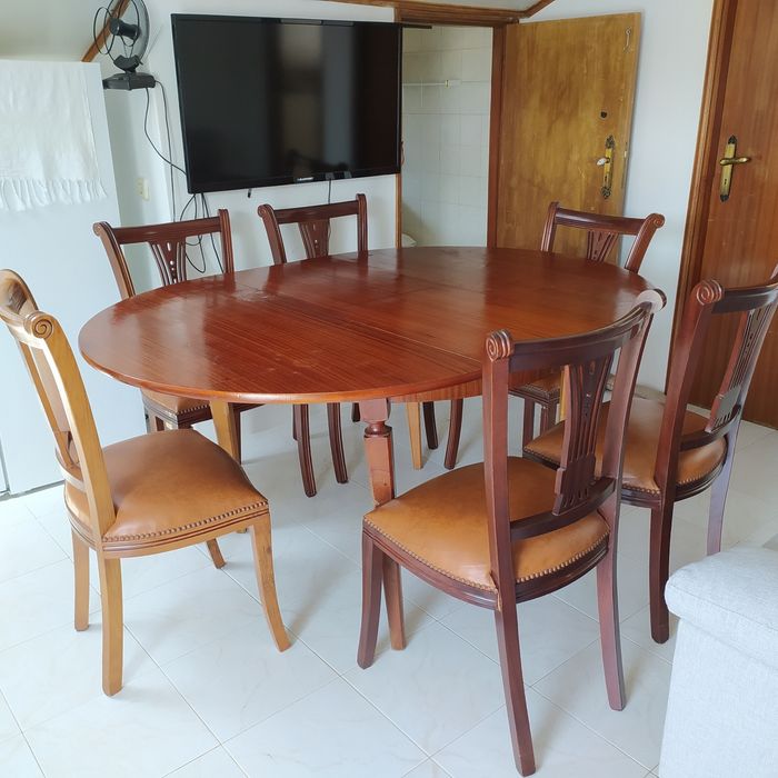 Mesa com cadeiras em madeira maciça, vendo porque tenho pouco espaço