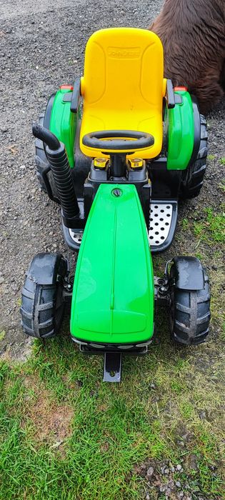 John Deere traktor na akumulator