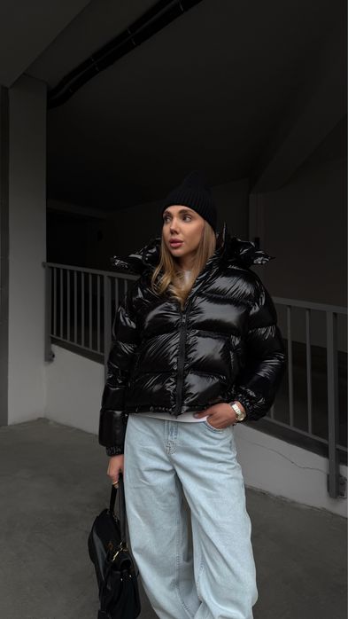 Жіночий лаковий пуховик чорний