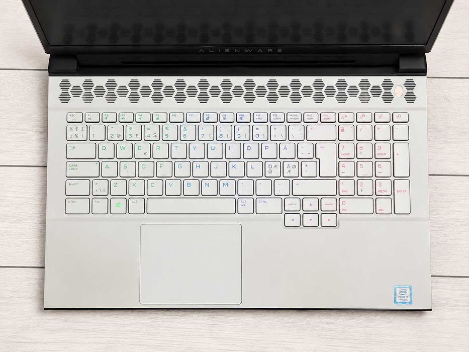 Alienware M17 R2 i7-9750H RTX 2070 Max-Q 8gb 144hz ssd 512 16ram ddr4