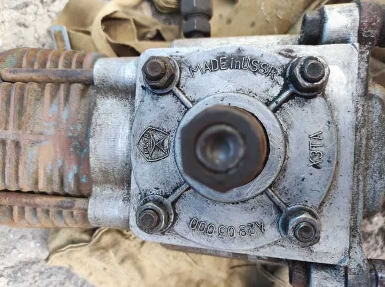 Компрессор А29.03.000 зі шківом і кронштейном (ЮМЗ, ГАЗ 66, ПАЗ 3205)