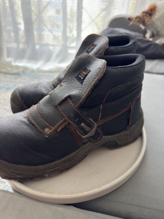 Bota e capacete para soldador