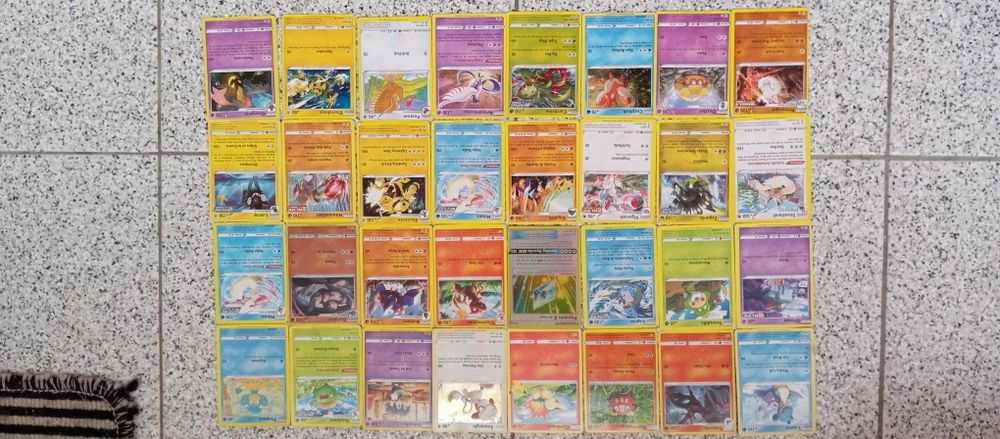 Várias cartas Pokémon