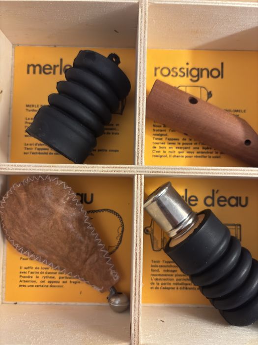 Instrumentos de imitação do som de pássaros.