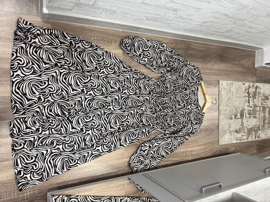 Продам нову атласну сукню