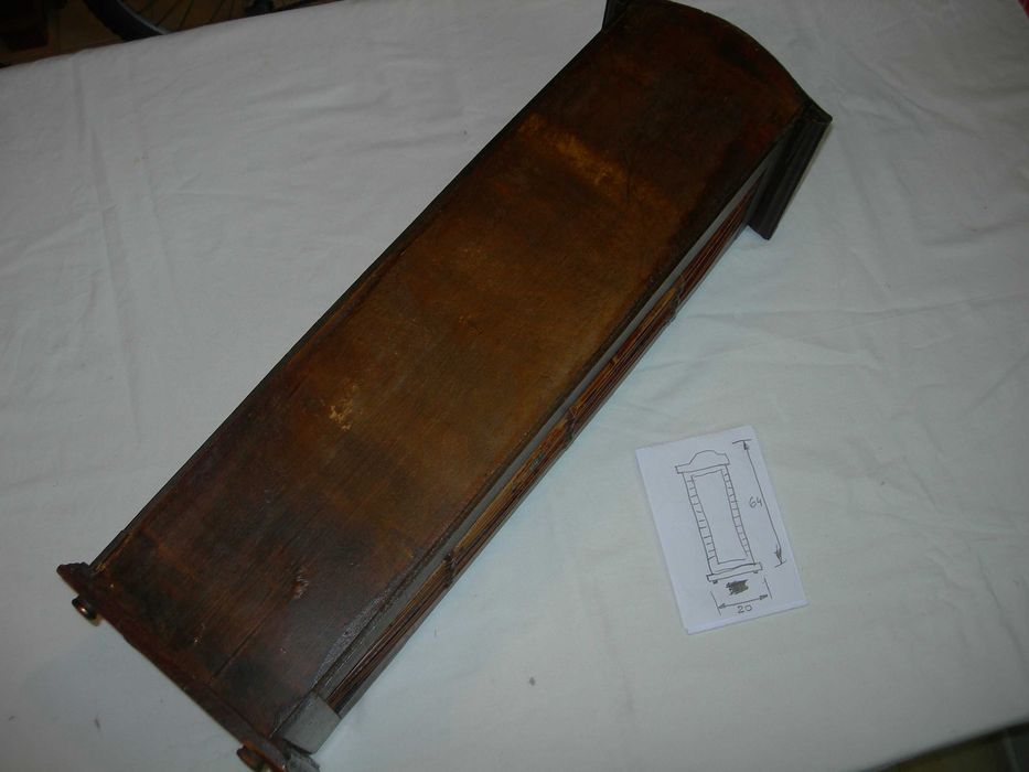 Móvel em madeira e bambu.