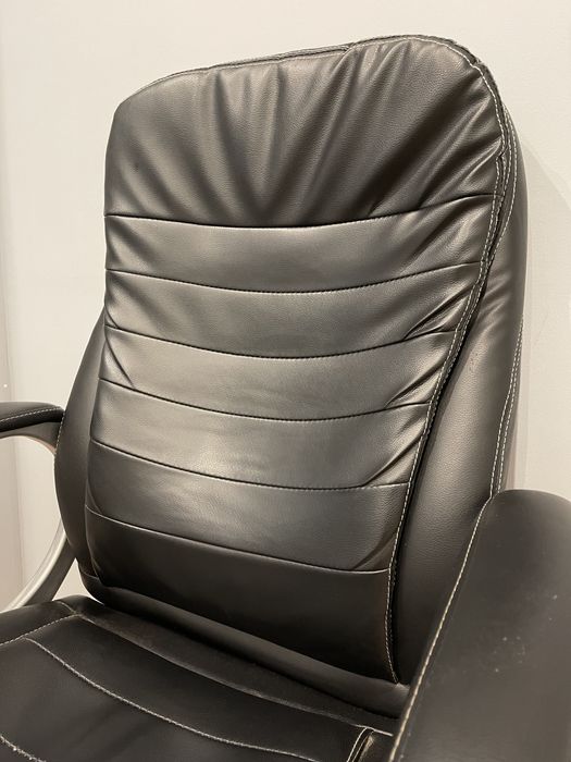 Cadeira de escritório giratória preta