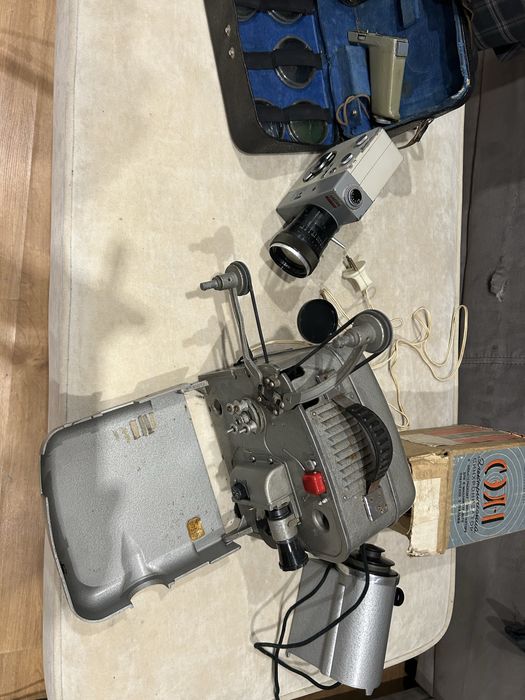 Stary projektor filmowy wraz z kamera