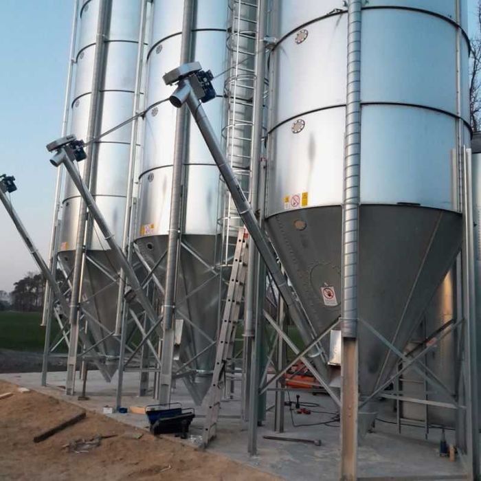 Przenośnik ślimakowy Żmijka 140 pod silosy paszowe sypiące w paszowóz