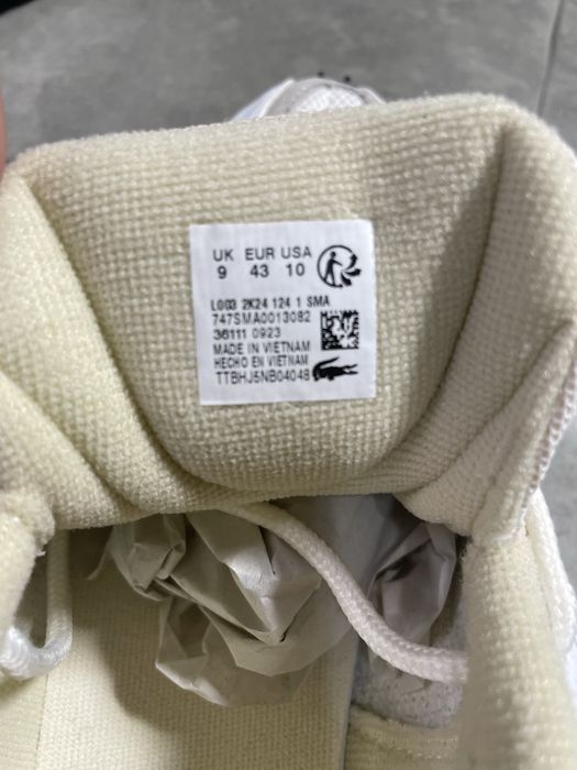 Кросівки від бренду Lacoste