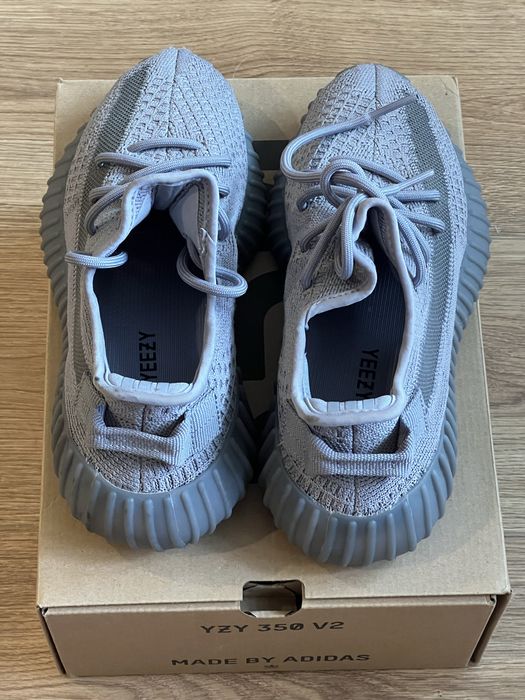 Yeezy 350 v2 stregry / tamanho 38 / novo