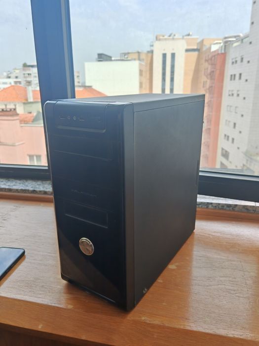 Computador com: CPU Intel i5-4440, pente de 8GB RAM Kingston, Motherboard ASUS, PSU e 2x ventoinhas [Sem disco]
