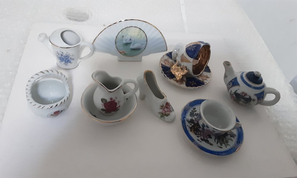 8 Lindas miniaturas em porcelana fina marca JSB.