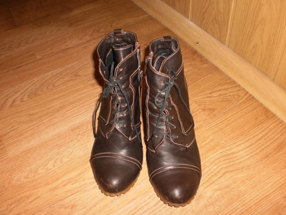 Продам женские ботинки