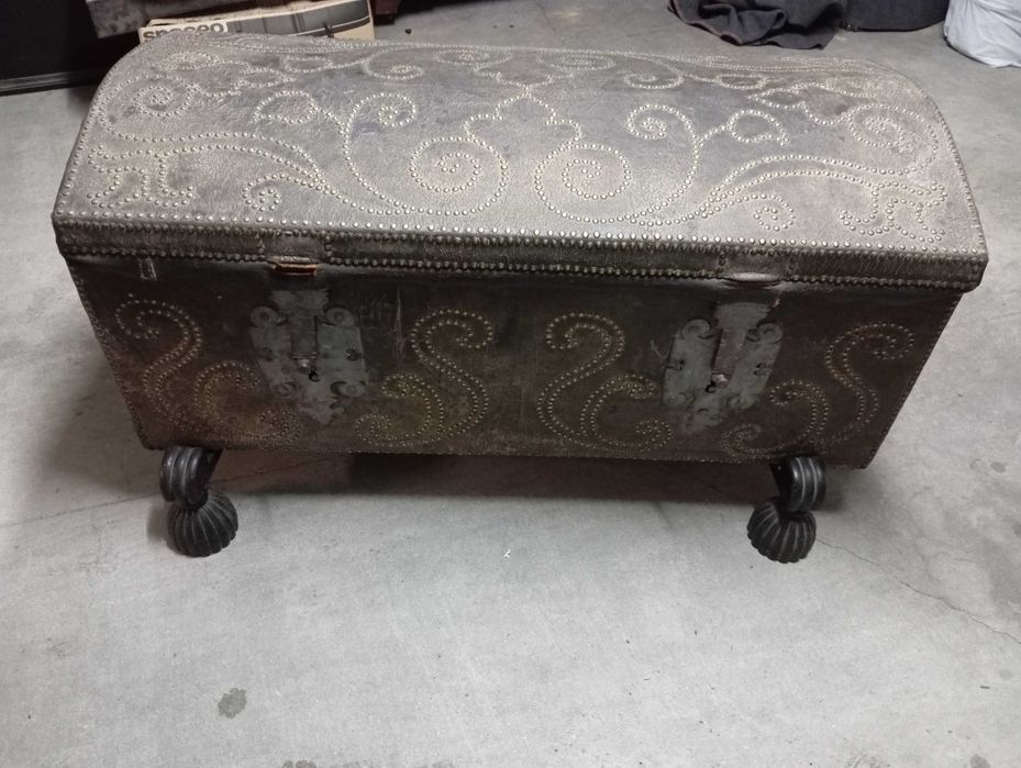 Baú tipo Arca  em couro preto