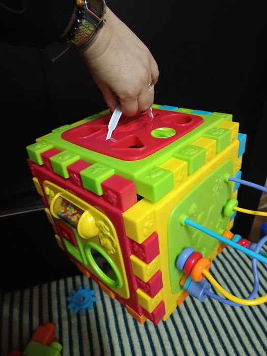 Cubo gigante com várias interações 12 meses