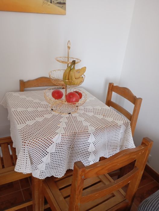 Mesa de madeira com 4 cadeiras